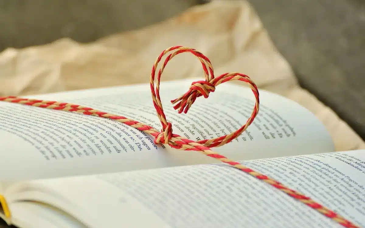 Sélection de cadeaux de naissance pratiques : vêtements, livres en tissu, jouets en bois