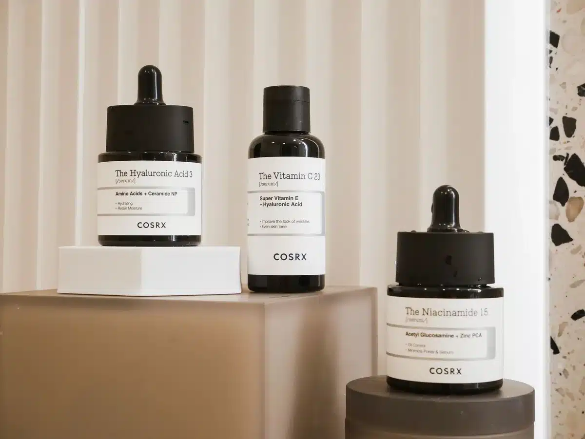 Ingrédients actifs pour le soin contour des yeux : acide hyaluronique et extraits végétaux