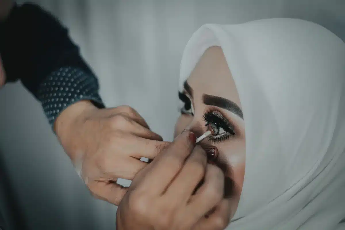 Technique d'application correcte du soin contour des yeux avec les doigts