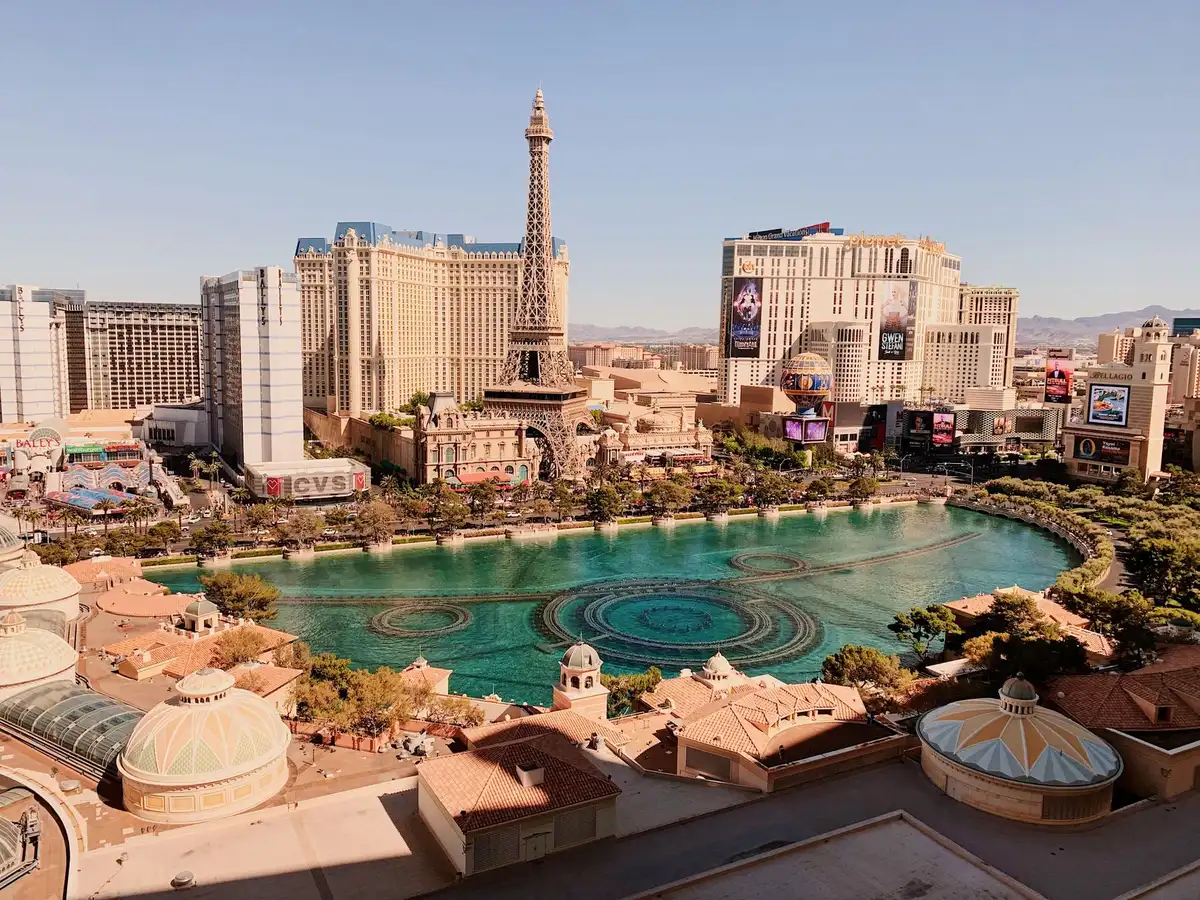 Vue aérienne du Strip de Las Vegas avec ses grands hôtels-casinos alignés