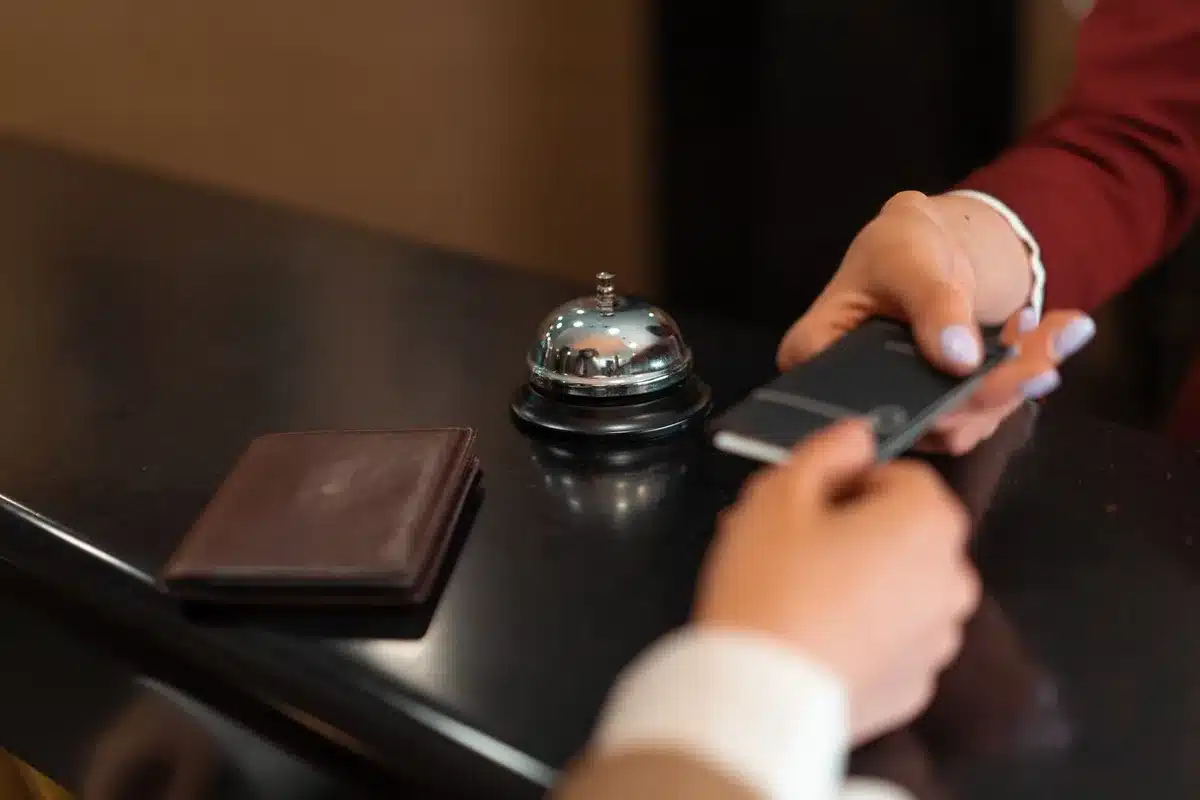 Personne vérifiant les détails d'une réservation d'hôtel sur un écran