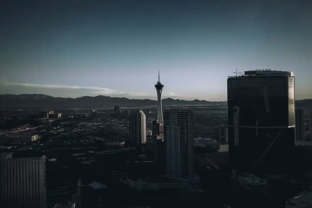 Vue panoramique de Las Vegas la nuit avec les lumières des hôtels et casinos éclairant le ciel désertique