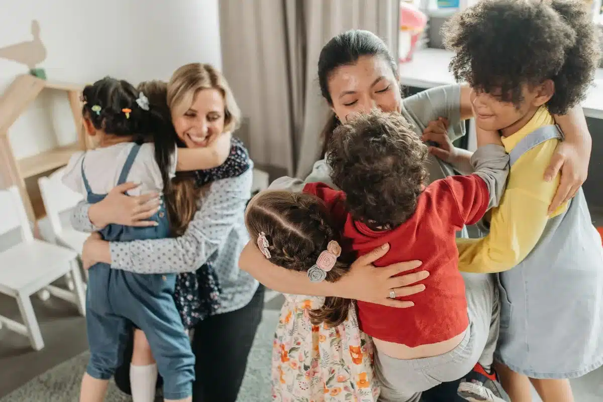 Enfant heureux à la crèche avec une éducatrice attentive