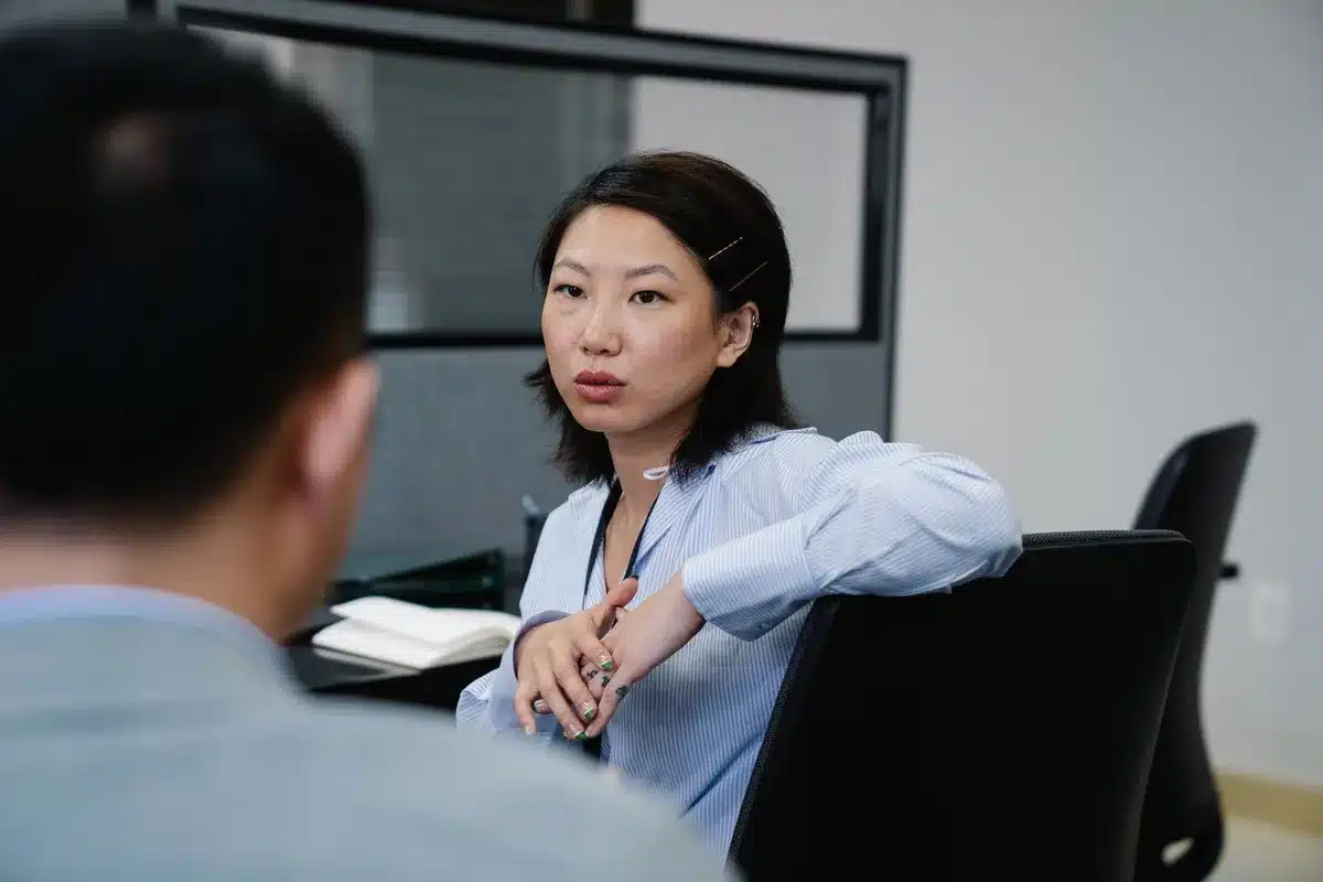 Femme en discussion professionnelle avec son employeur au bureau