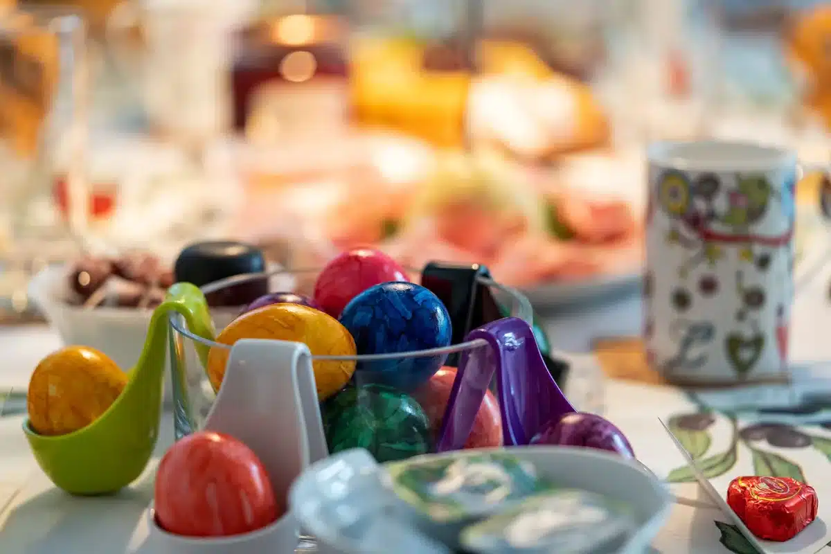 Une table familiale décorée pour un petit-déjeuner thématique spécial