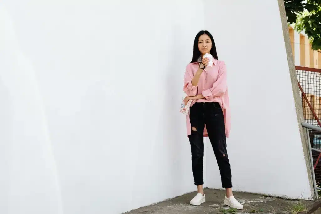 Femme portant une chemise chambray ample et décontractée