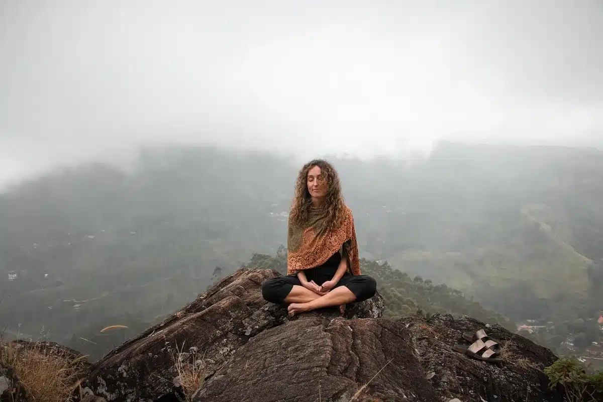 Personne en état de détente et relaxation, illustrant l'impact de l'humeur sur le bien-être.