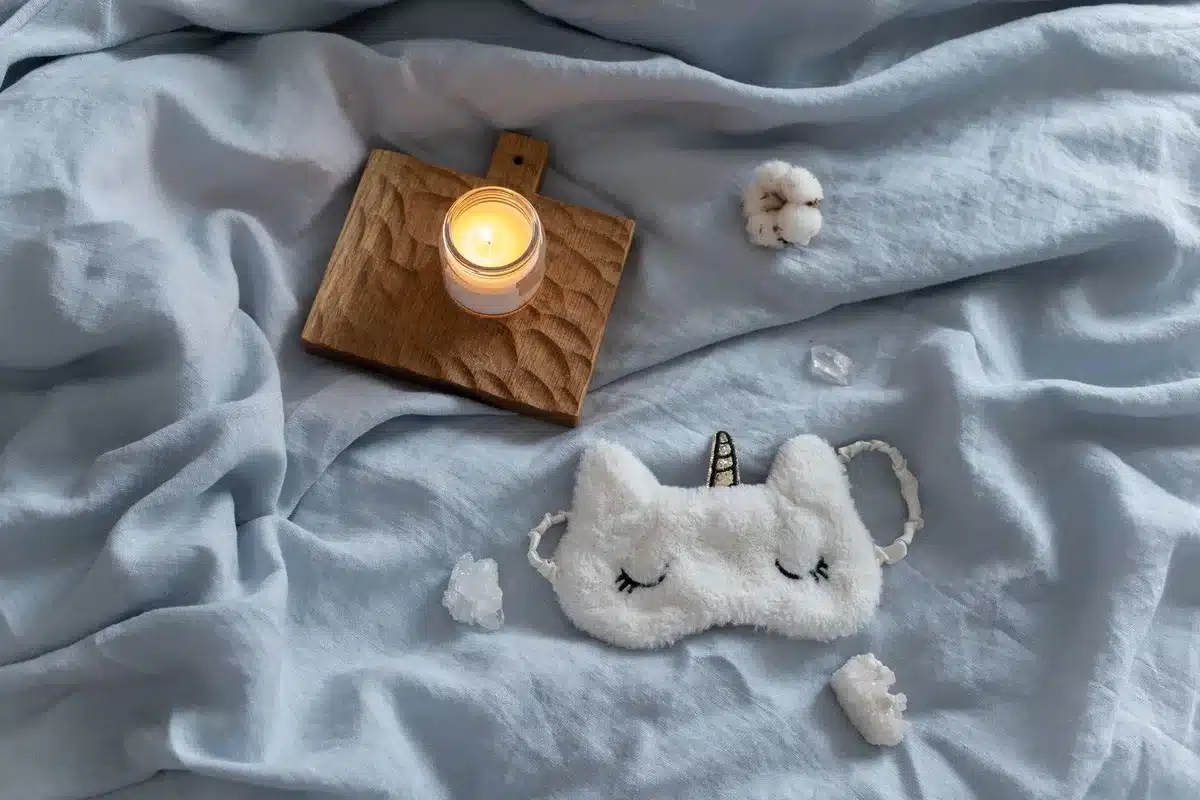Chambre apaisante avec lumière tamisée et rituel du soir pour l'endormissement