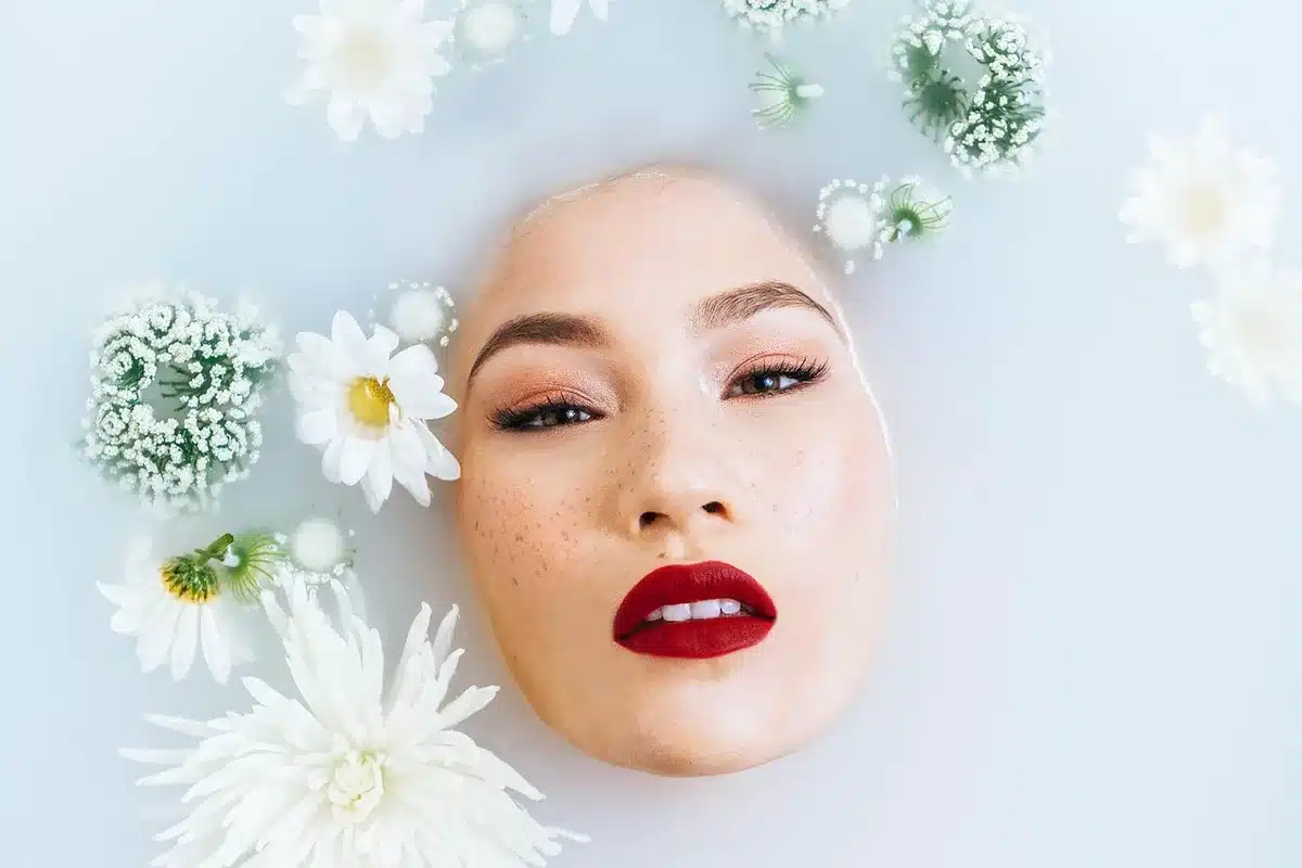 Application progressive de soins visage en couches successives du plus léger au plus épais