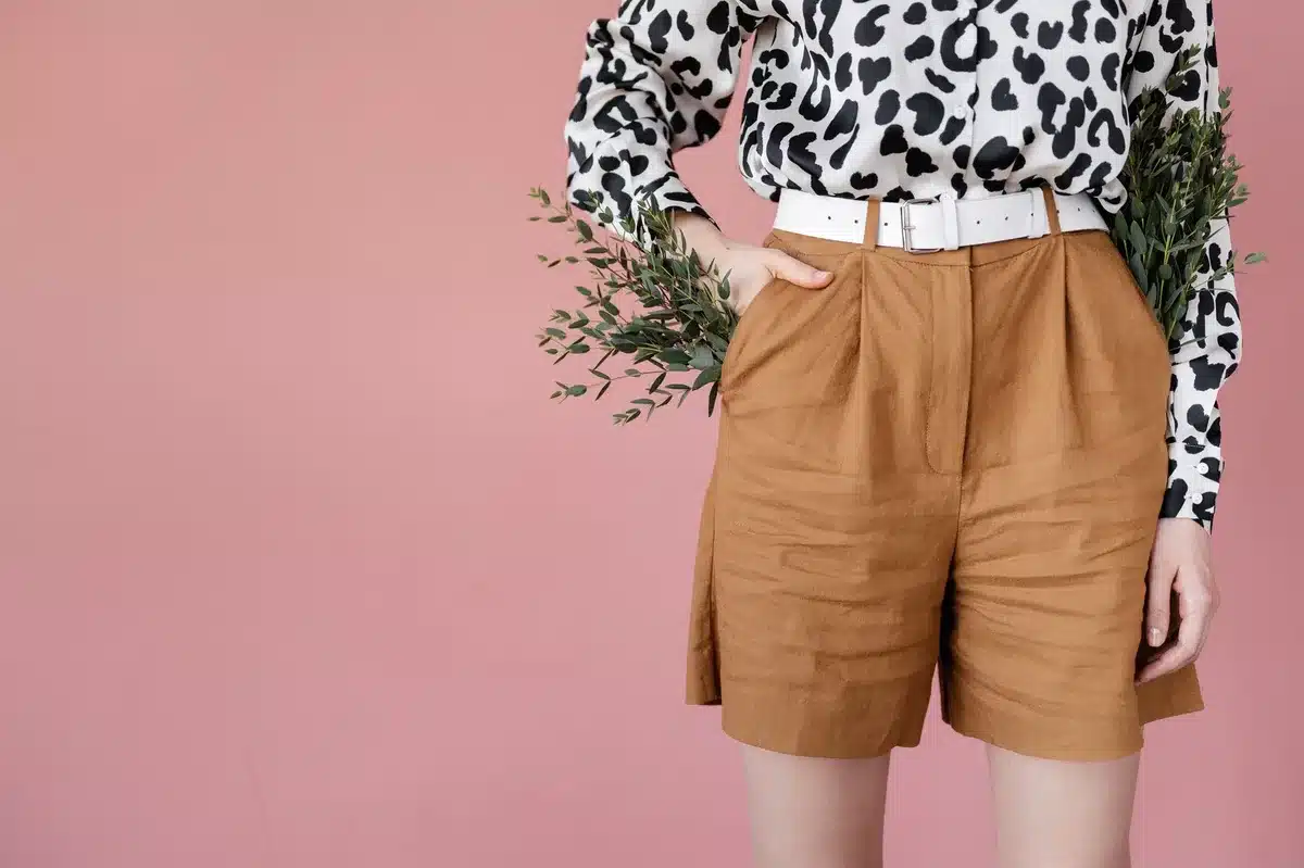 Femme portant une chemise structurée avec ceinture, tenue élégante et couverte