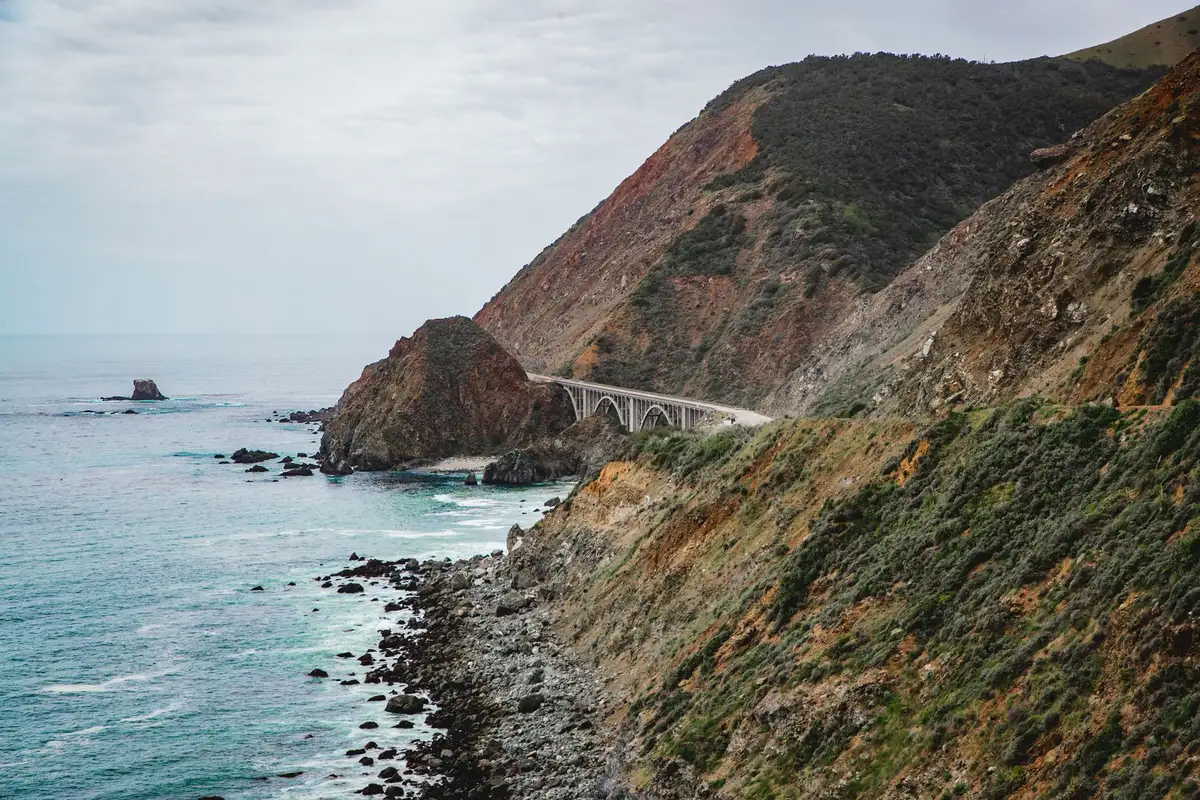 Falaises spectaculaires surplombant l'océan Pacifique le long de la Pacific Coast Highway
