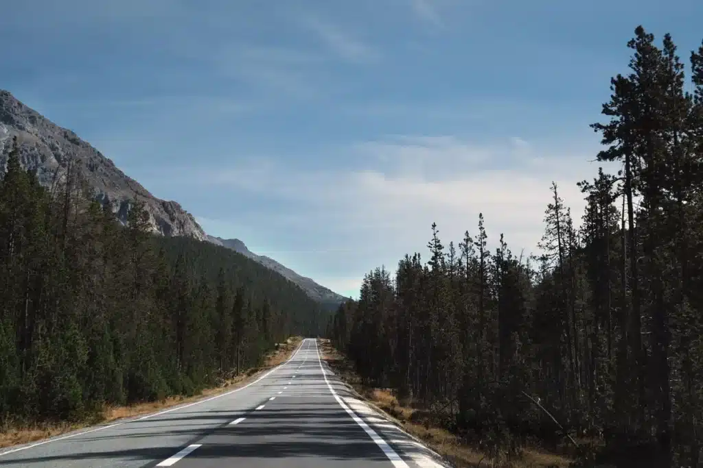 Route panoramique ouverte traversant les montagnes sous ciel dégagé