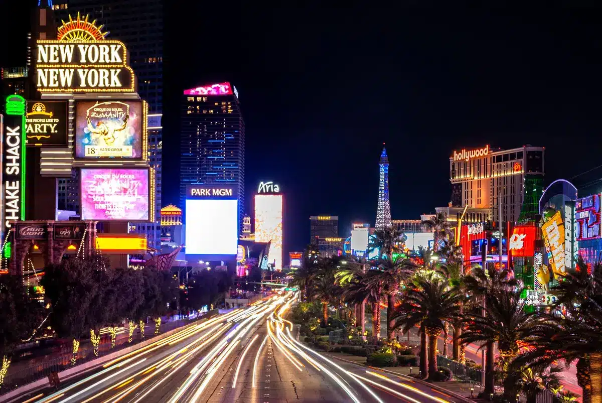 Vue nocturne de The Strip à Las Vegas avec hôtels et néons illuminés