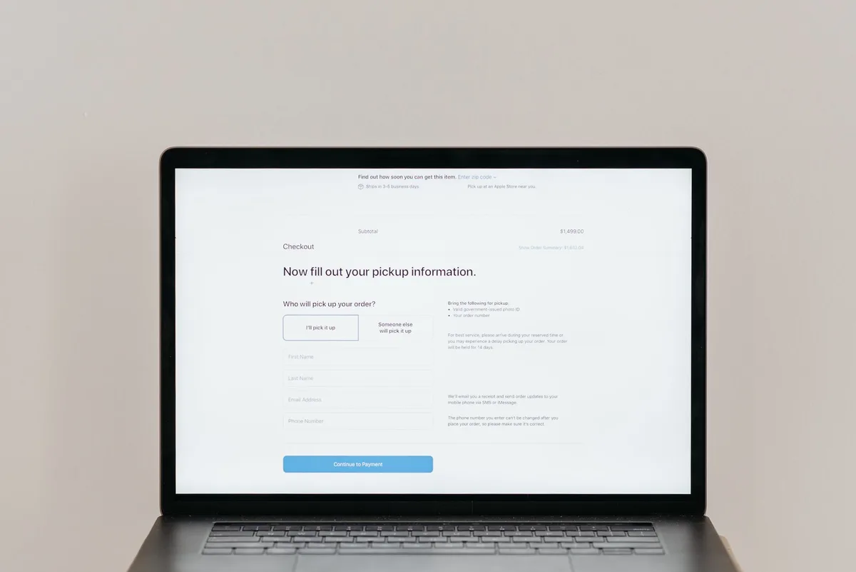 Écran d'ordinateur affichant un formulaire de demande en ligne sécurisé avec champs à remplir