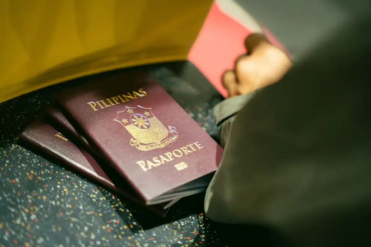 Gros plan sur un passeport ouvert avec vérification des informations personnelles