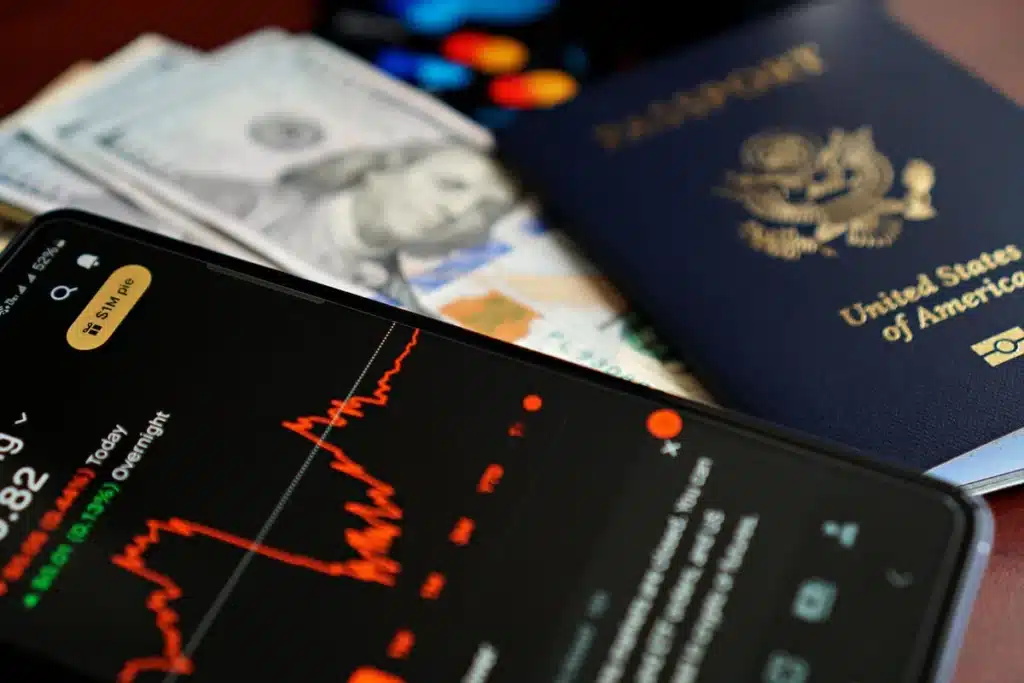 Voyageur consultant un formulaire d'autorisation électronique sur une tablette avec passeport ouvert à l'aéroport
