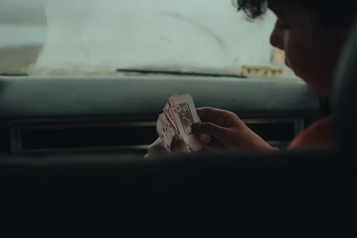 Enfants jouant à des jeux simples dans une voiture pendant un voyage.