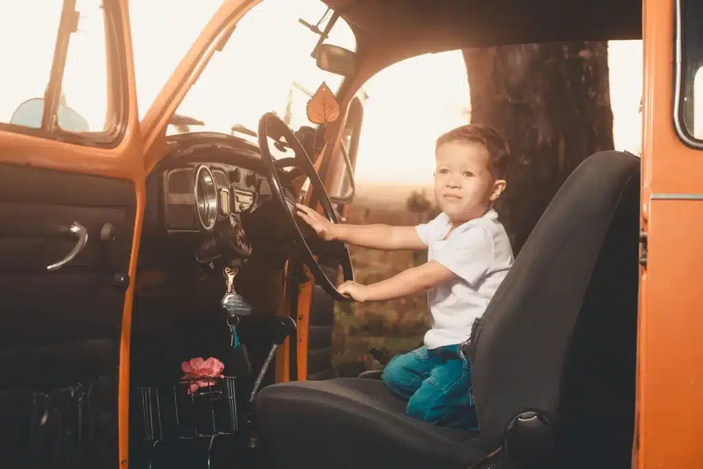 Enfant occupé à une activité dans la voiture pendant un long trajet en famille.
