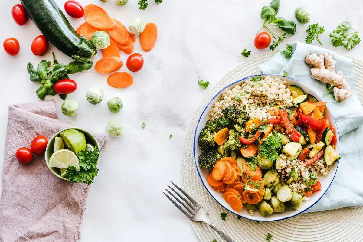 Assiette équilibrée avec aliments riches en magnésium, fer et vitamines B.