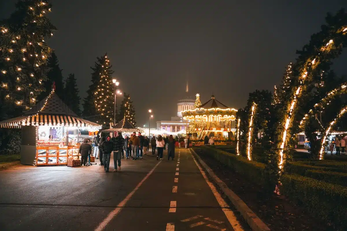 Marché de Noël à Colmar avec étals décorés et lumières festives