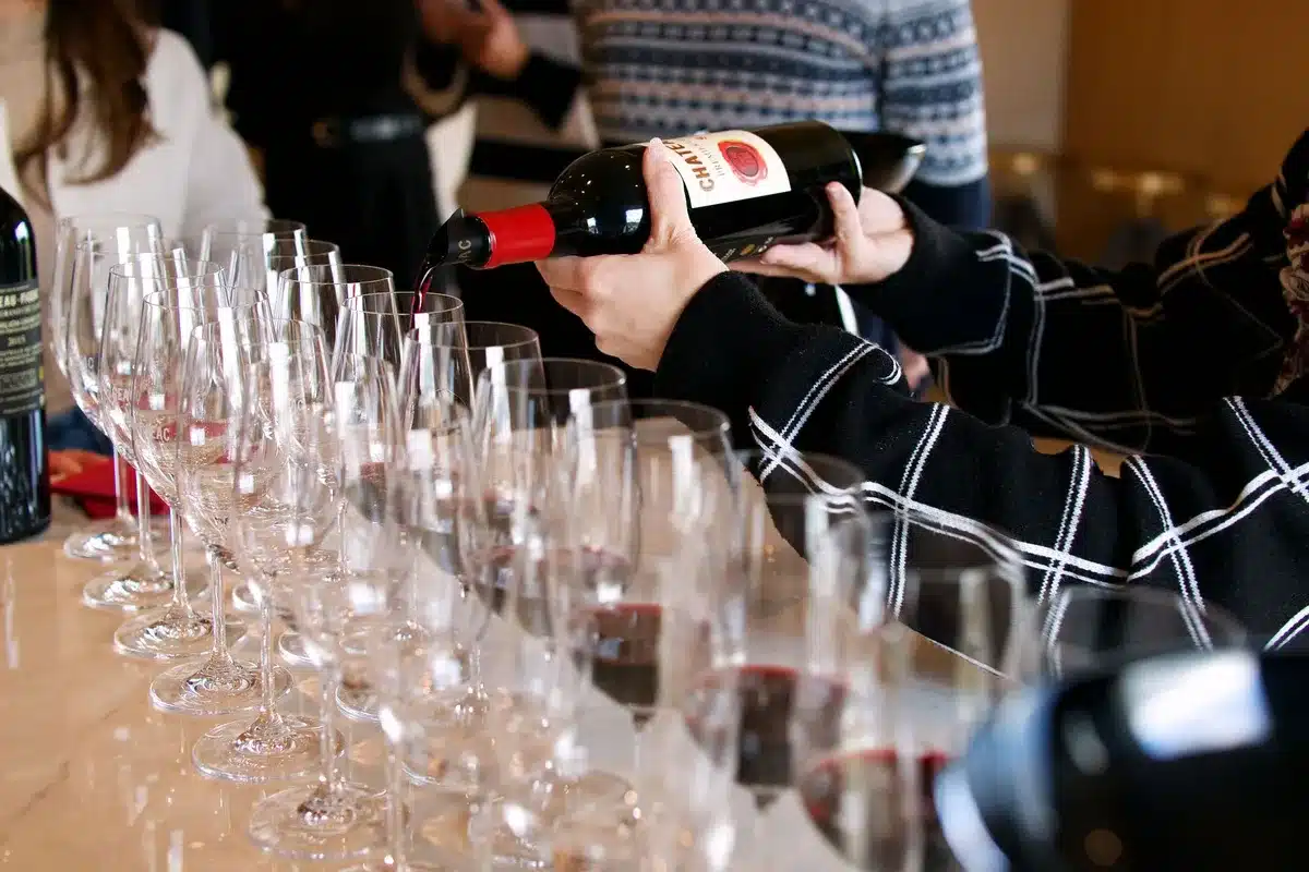 Dégustation de vins alsaciens dans une cave ou winstub traditionnelle