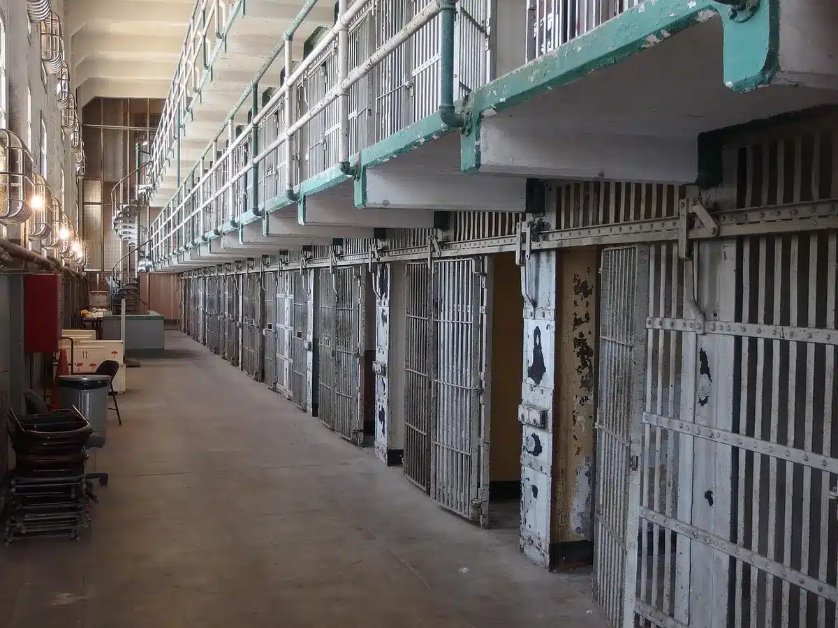 Cellules historiques de la prison d'Alcatraz avec vue sur la baie en arrière-plan