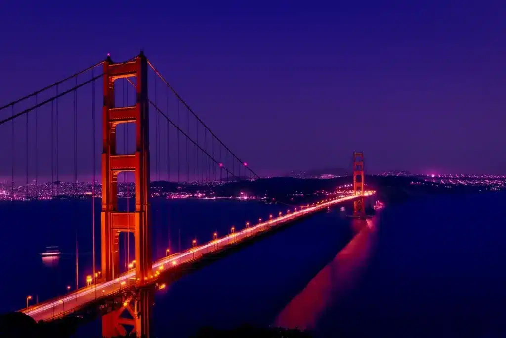 Vue emblématique du Golden Gate Bridge rouge orangé enjambant la baie de San Francisco dans le brouillard