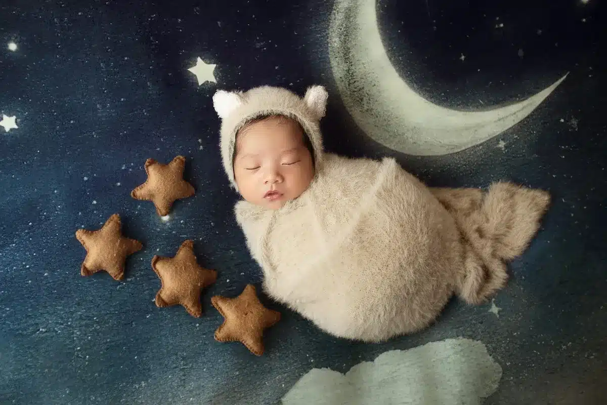 Bébé endormi dans un environnement calme avec lumière naturelle douce, illustrant l'ajustement du rythme de sommeil