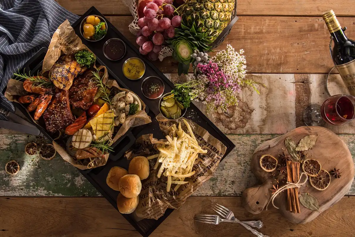 Buffet festif avec tartines, verrines et fruits coupés sur une table