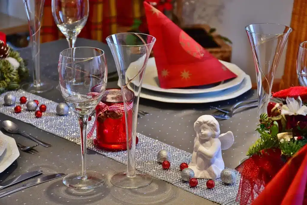 Table décorée avec fleurs séchées et tons terre pour une baby shower conviviale