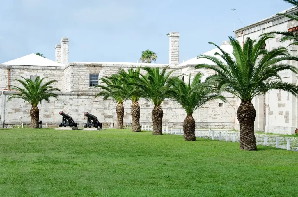 Femme portant un bermuda neutre de longueur genou avec sandales plates en tenue d'été