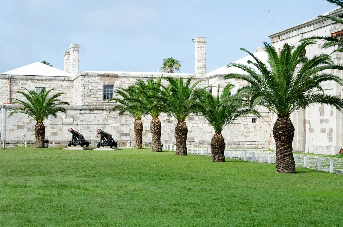 Femme portant un bermuda neutre de longueur genou avec sandales plates en tenue d'été