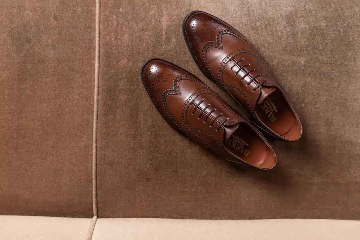 Paires rétro de chaussures de jazz et mocassins posées sur un sol en bois