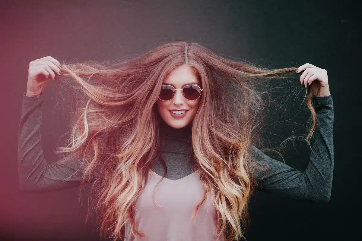 Différents types de cheveux montrant les variations de texture et d'épaisseur capillaire