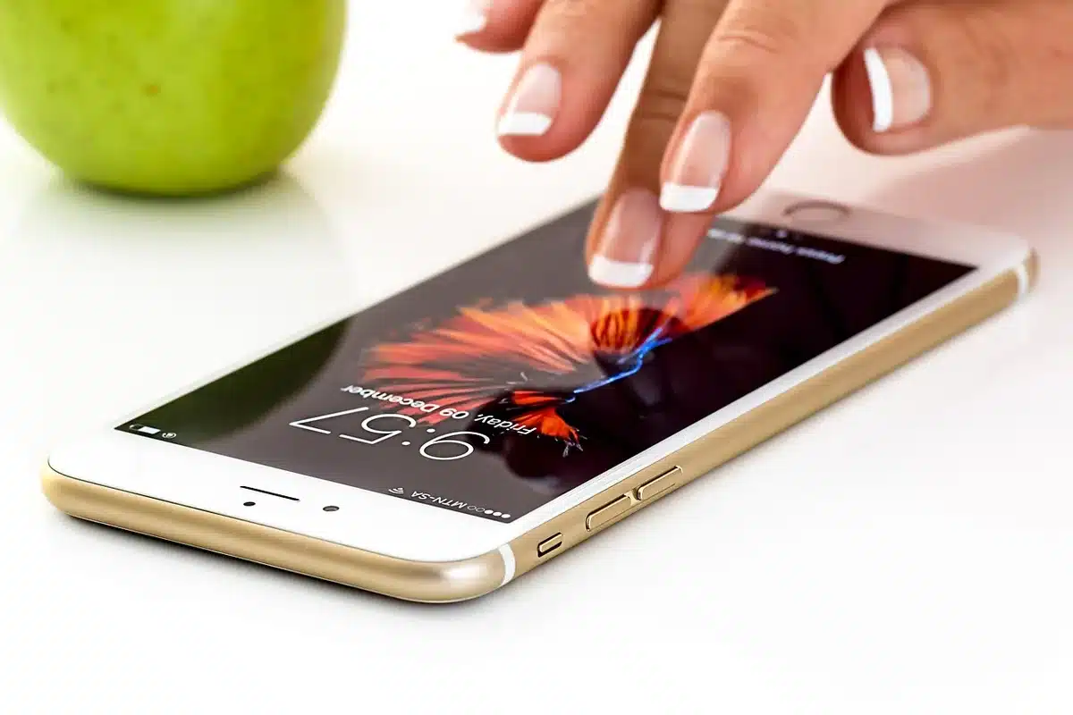 Vue d'un smartphone affichant la courbe de consommation d'un compteur communicant