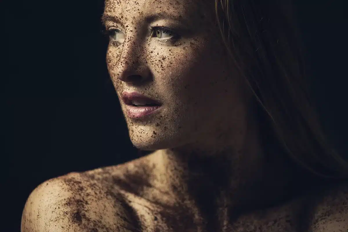 Goutte d'huile légère absorbée sur la peau montrant texture non grasse