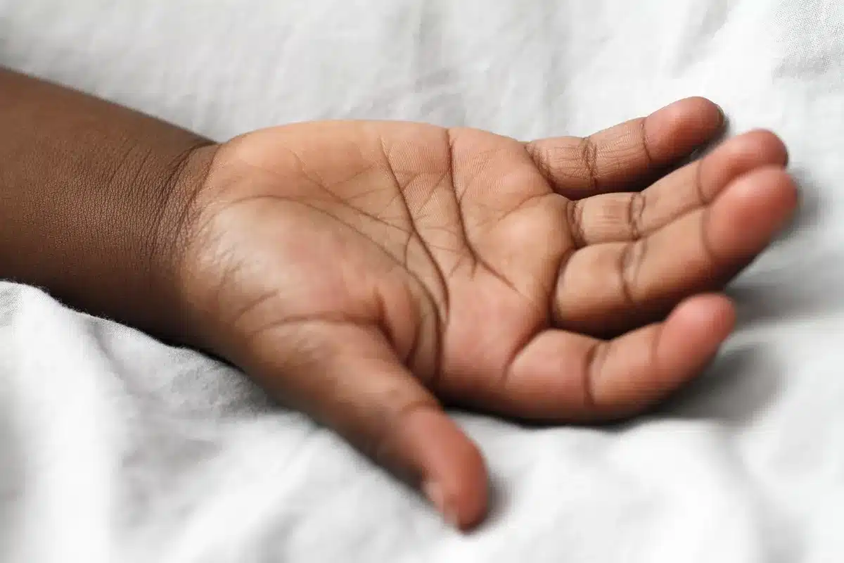 Personne appliquant de l'huile sur peau légèrement humide après la douche