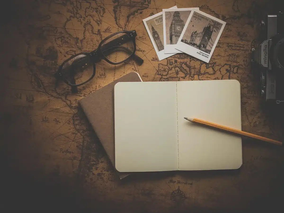 Consultation avec une agence montrant une carte du Japon et notes