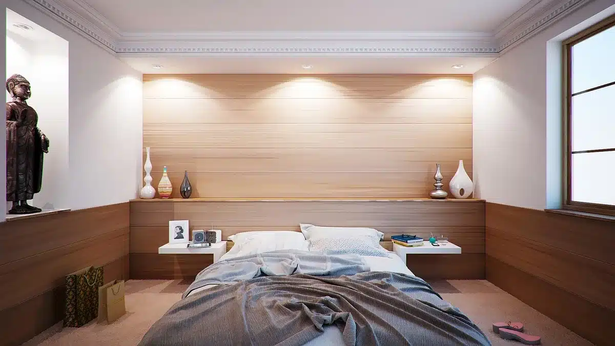 Intérieur du fuselage du Boeing 727 aménagé en chambre luxueuse avec climatisation et mobilier contemporain