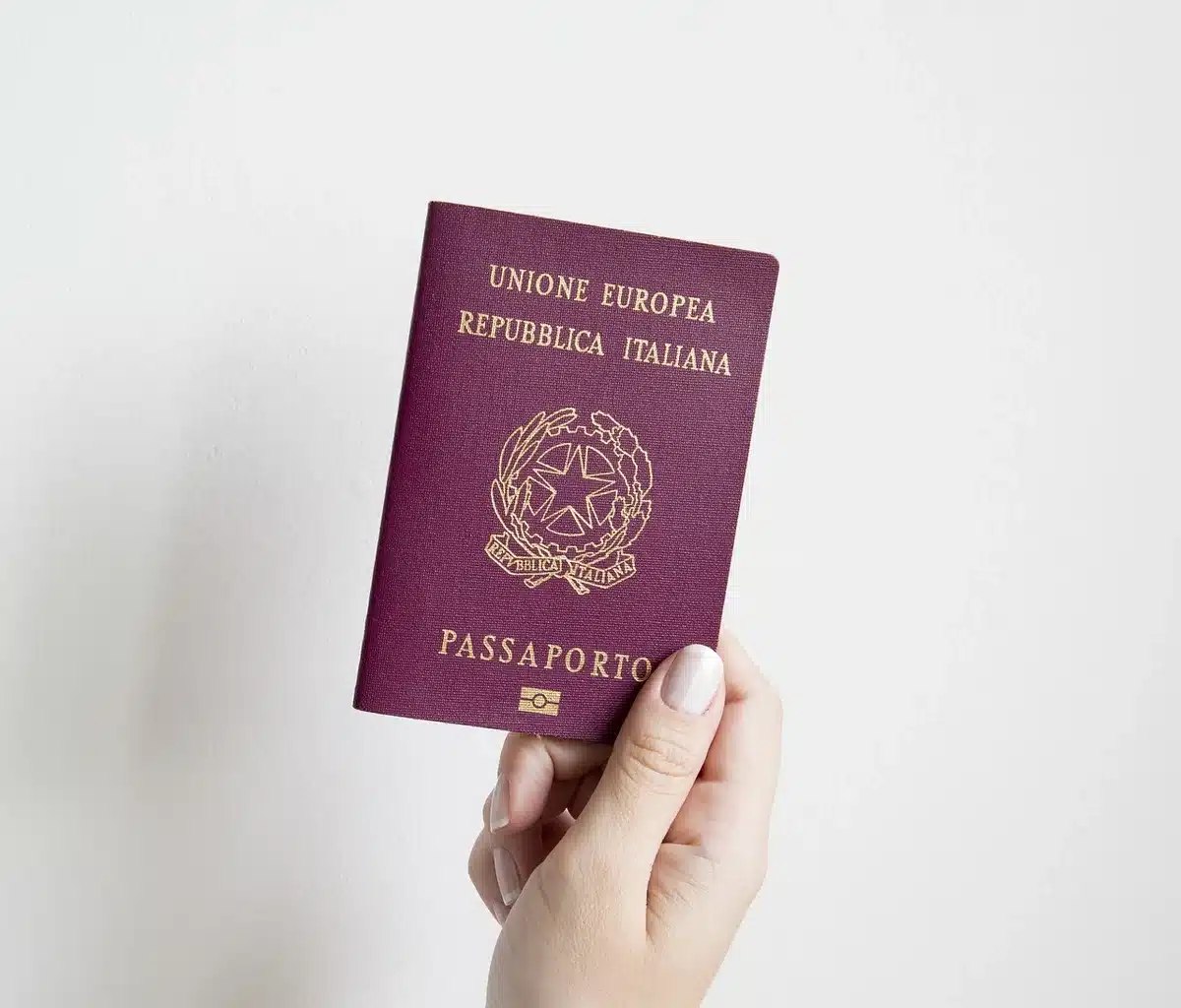 Passeport et formulaires de visa posés sur un bureau lumineux