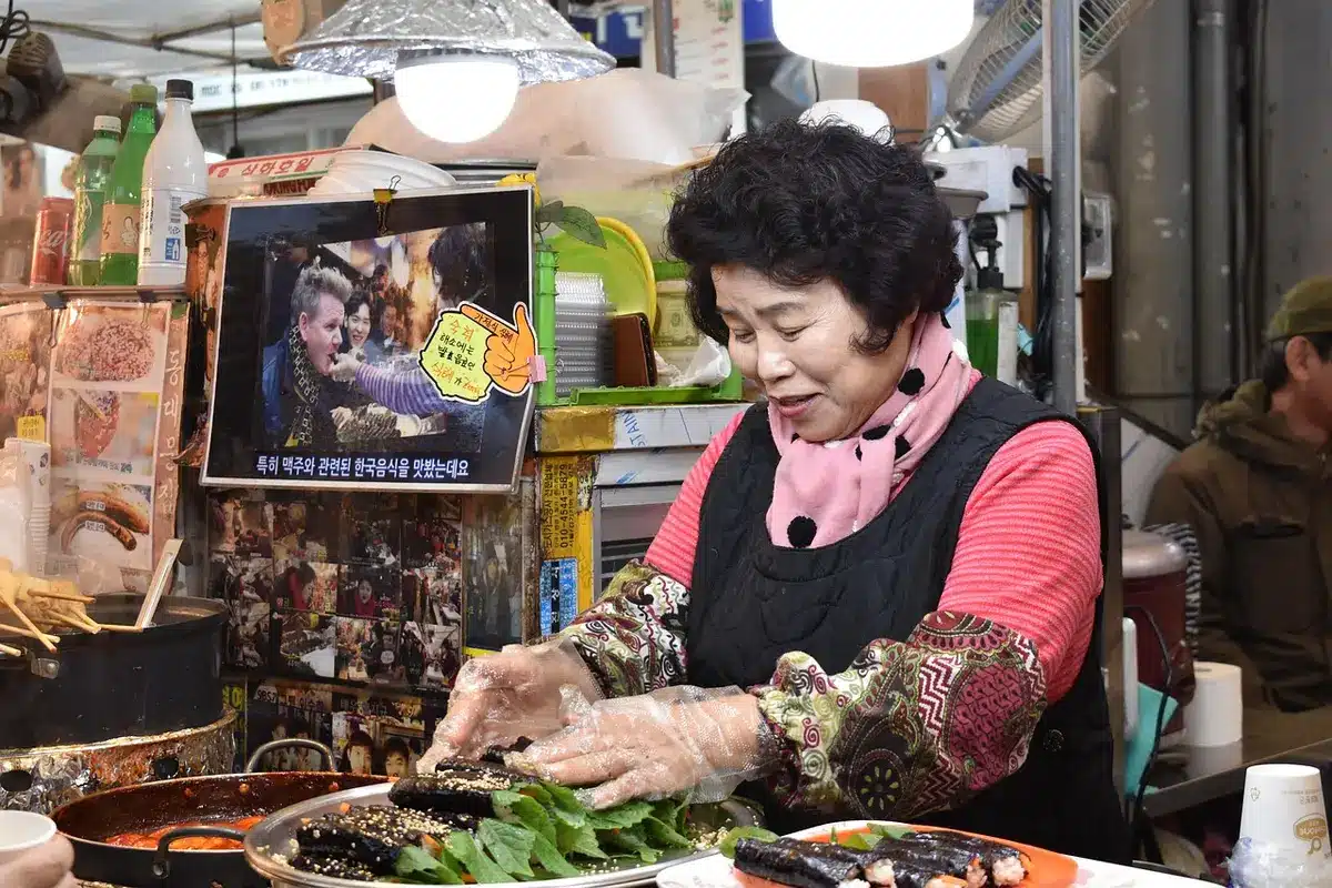 Entrée d'un marché de rue à Séoul avec des stands et visiteurs