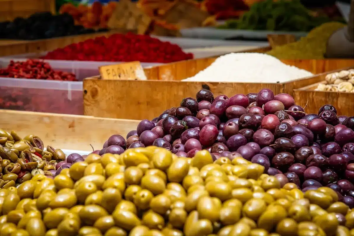 Étal de marché avec épices et fruits tropicaux jamaïcains colorés