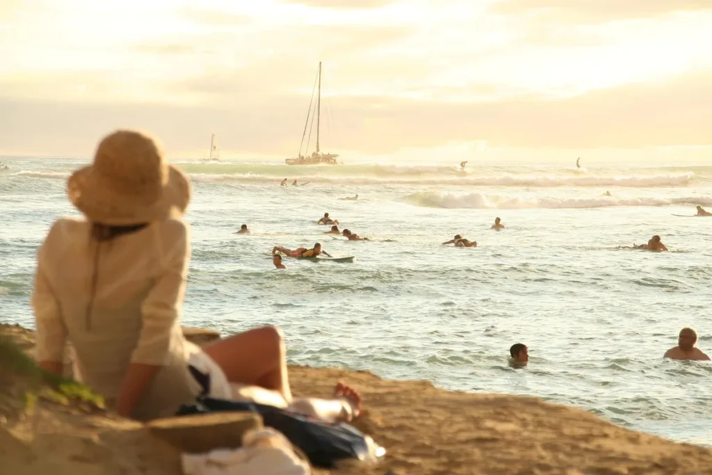 Plage de Jamaïque au coucher de soleil avec palmiers et eaux turquoise