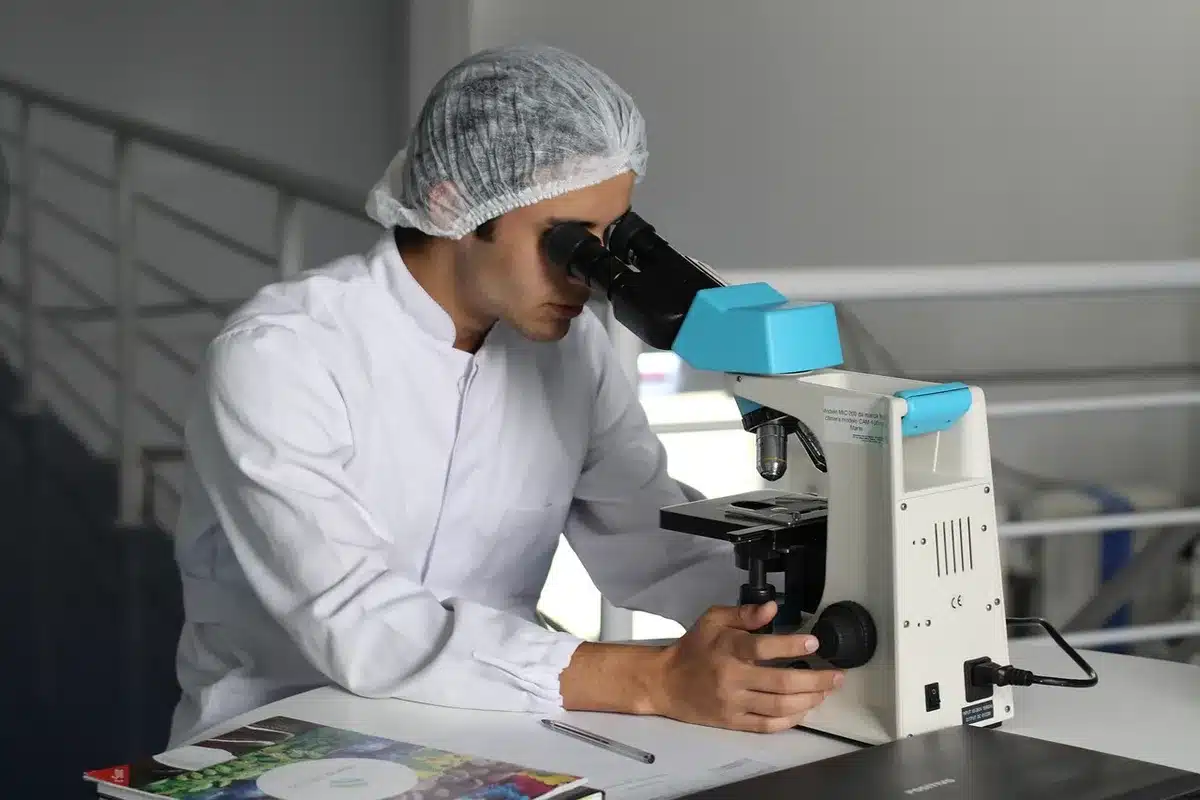Schéma comparatif d'exfoliation chimique et enzymatique sur peau