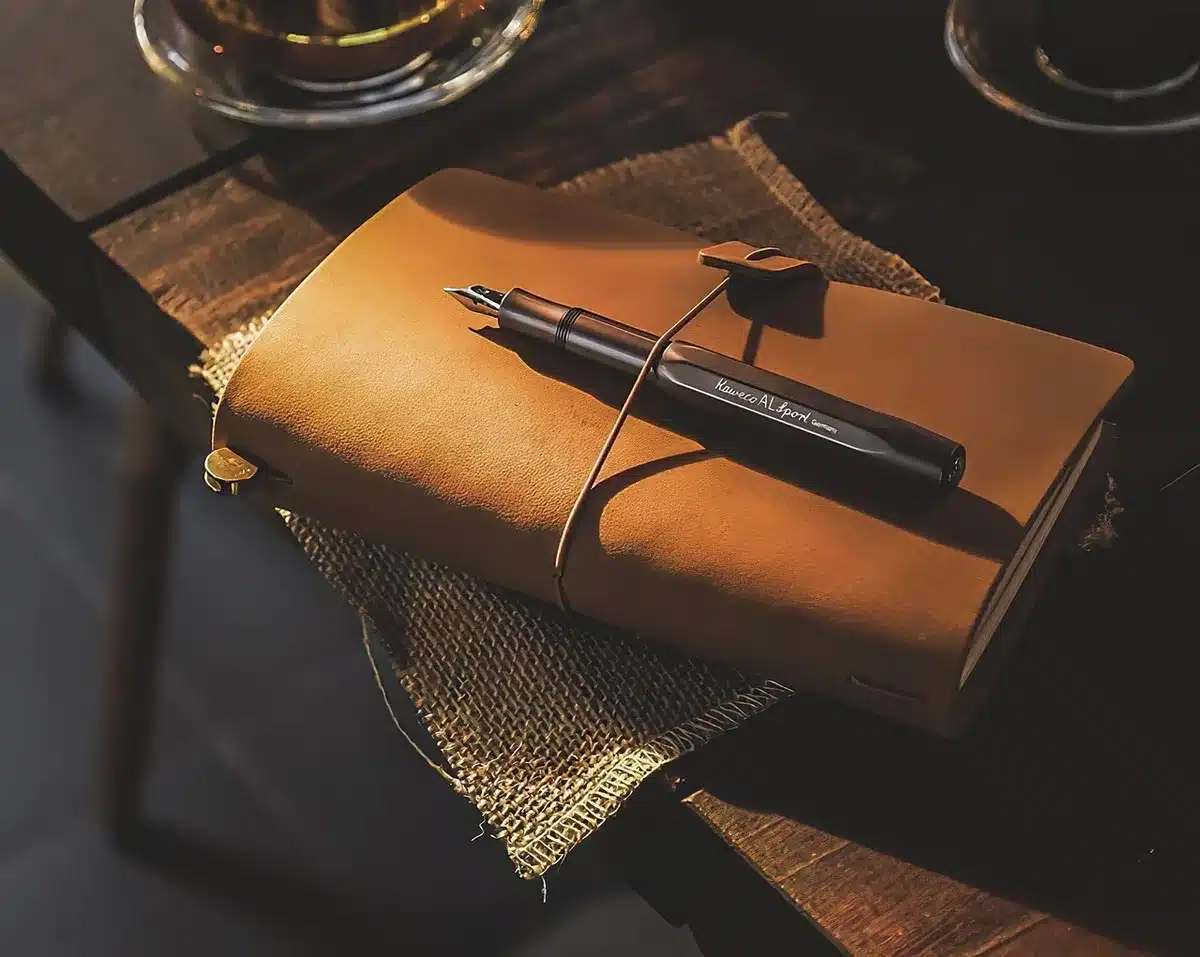 Lecteur annotant un livre avec cartes et notes à proximité, illustrant l'approfondissement de l'immersion littéraire.