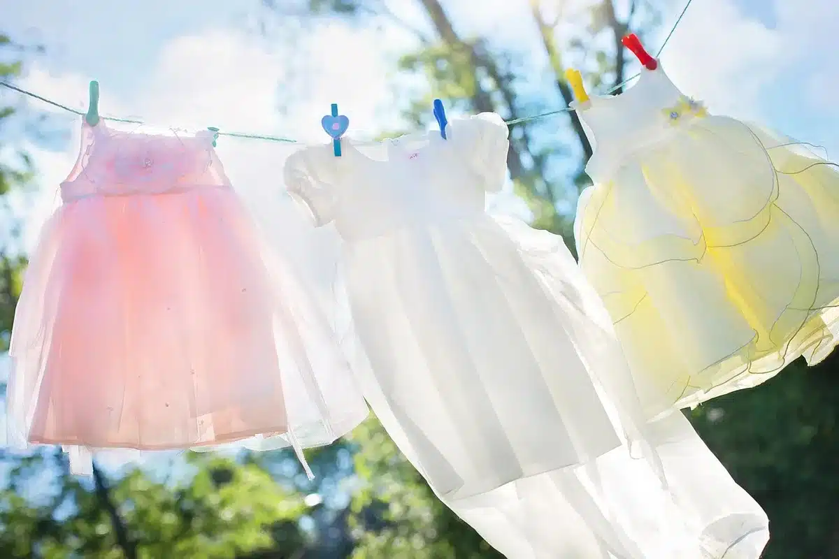 Vêtements triés par type et préparés avant le repassage à domicile