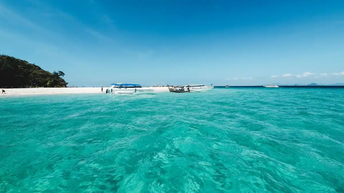Bateau près d'un lagon clair pour snorkeling