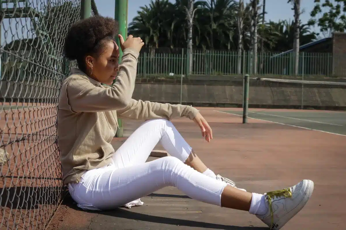 Jean blanc 7/8 porté avec chemise ample et mocassins