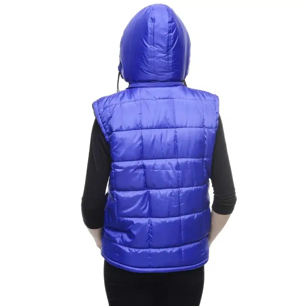Silhouette anonyme avec veste en jean, chemise ample et mocassins posés sur un banc