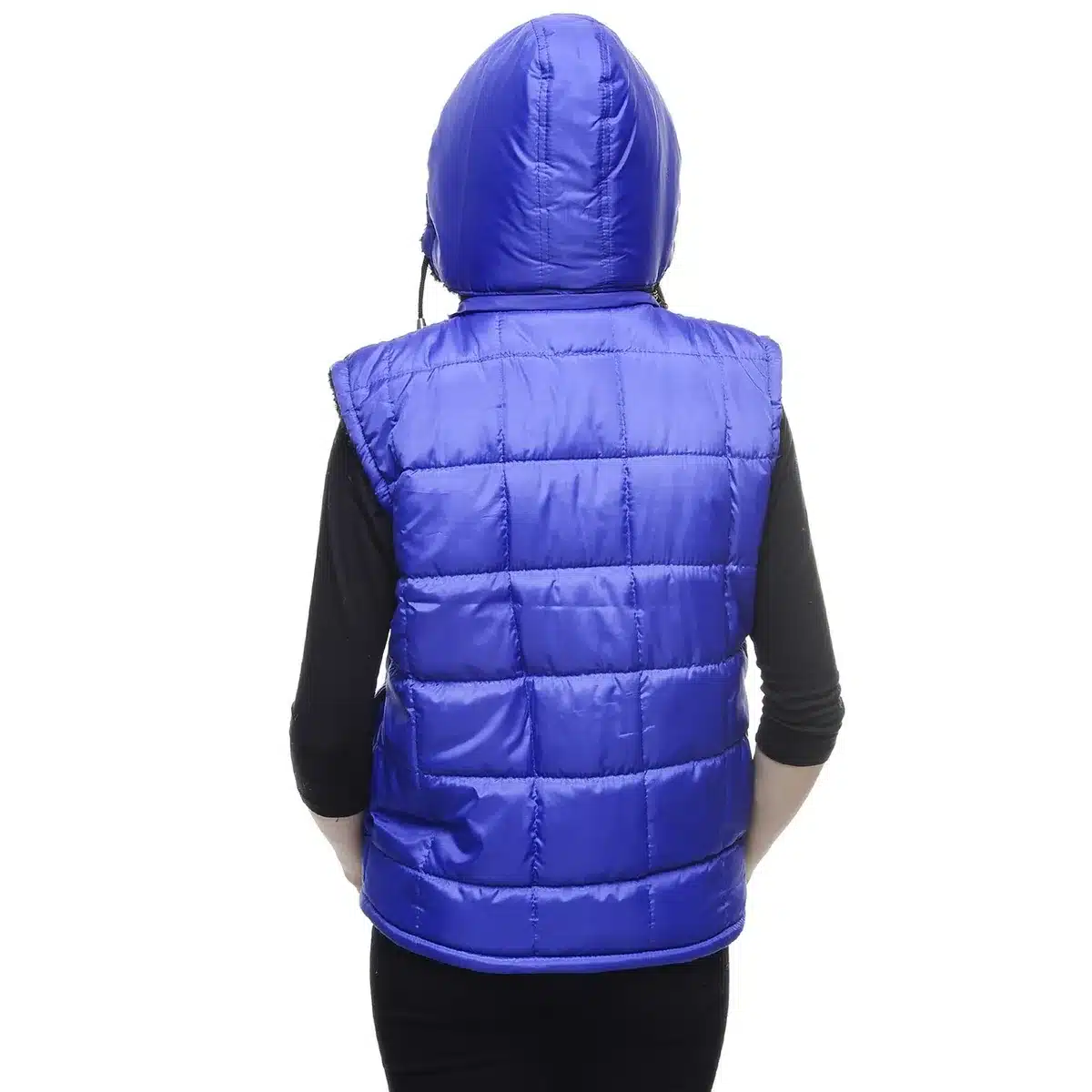 Silhouette anonyme avec veste en jean, chemise ample et mocassins posés sur un banc
